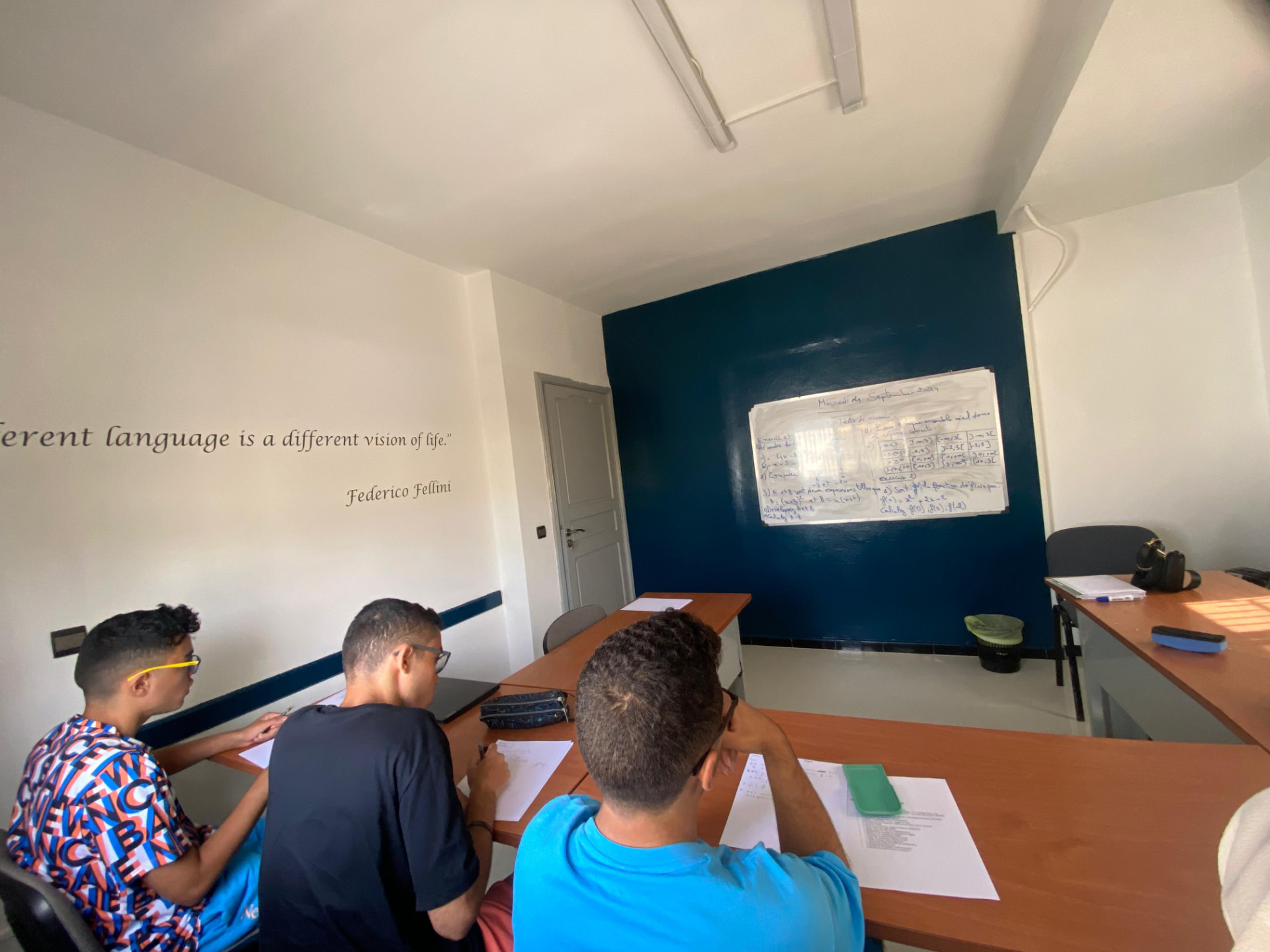 Élèves en travail dirigé en salle de classe