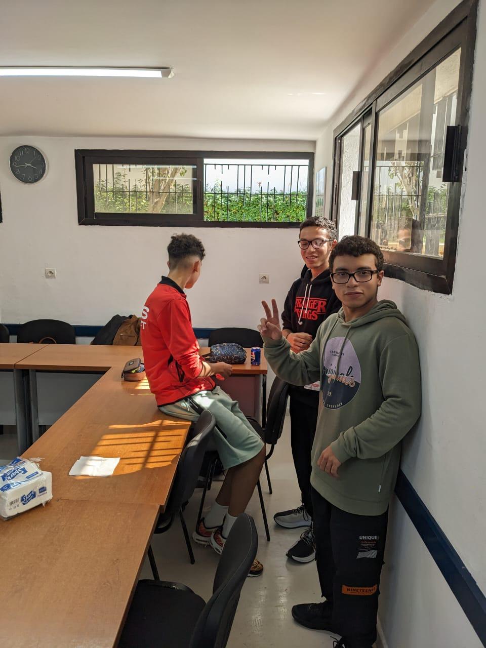 Élèves en pause dans la salle de classe